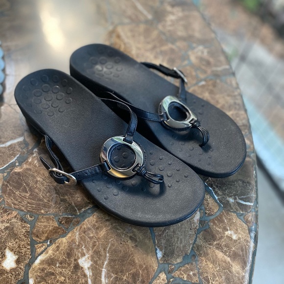 Vionic Shoes - Vionic black orthopedic orthotic sandals/ flip flops